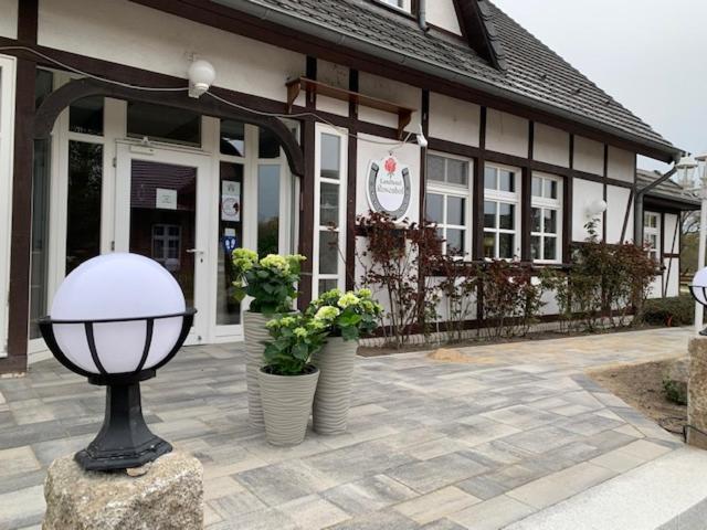 Landhotel Rosenhof Garni Am Plauer See Mit Ladesaeule Fuer E-Autos Quetzin Exterior foto